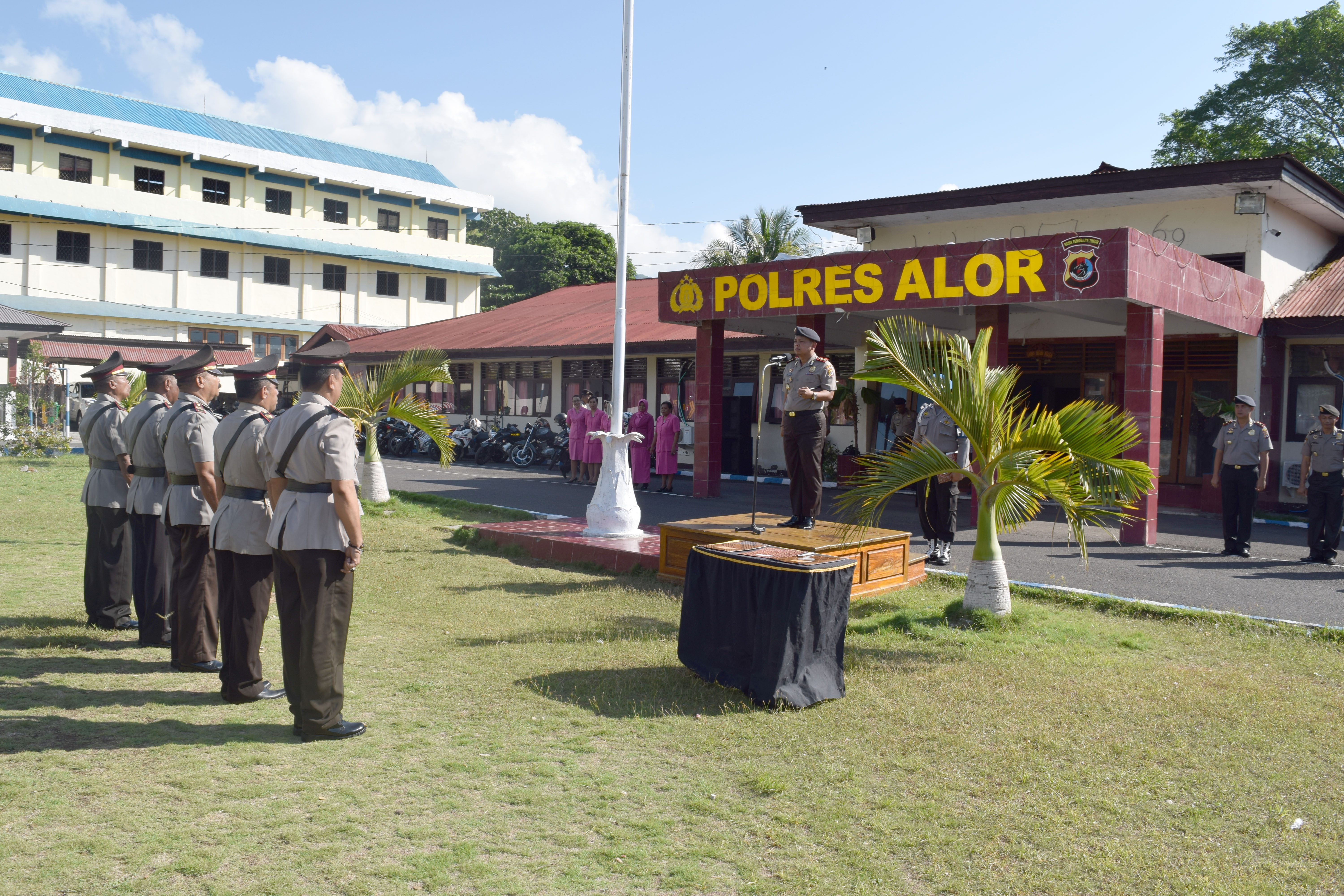 KAPOLRES ALOR PIMPIN APEL SERAH TERIMA JABATAN PERWIRA