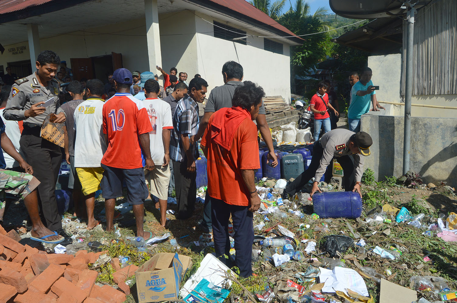 POLRES ALOR MUSNAHKAN 4,143 LITER MIRAS