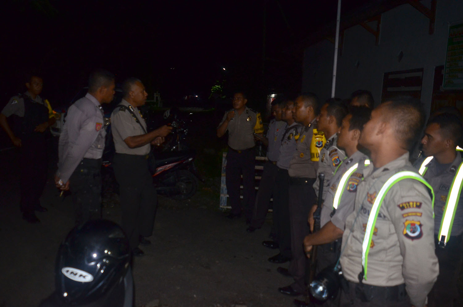 KA SPK “C” POLRES ALOR AIPDA SIDIK AKBAR PIMPIN BHABINKAMTIBMAS DAN REGU PATROLI SABHARA POLRES ALOR DALAM PATROLI MALAM