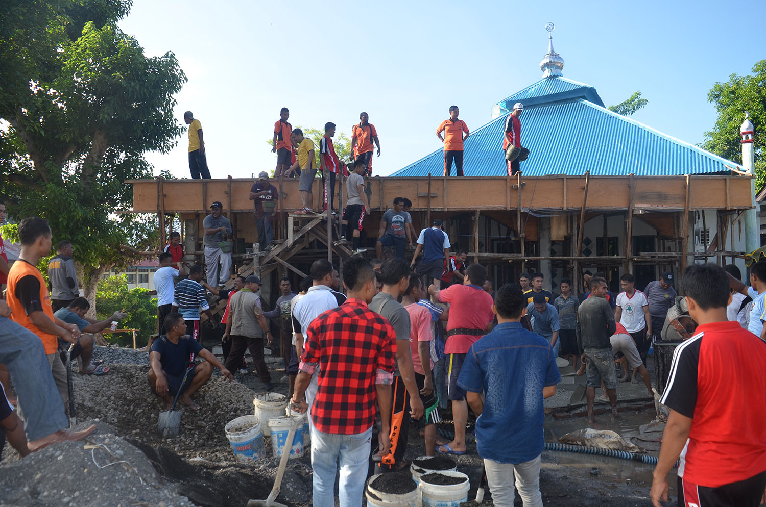 ANGGOTA POLRES ALOR DAN ANGGOTA ORMAS OI GOTONG ROYONG MELAKUKAN PENGECORAN ATAP MASJID NURUL ITTIHAD POLRES ALOR