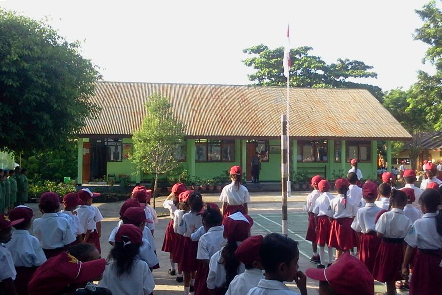 BHABINKAMTIBMAS POLRES ALOR TURUN KE SEKOLAH – SEKOLAH DALAM RANGKA MENYAMPAIKAN HIMBAUAN KAMBTIBMAS DAN MENJADI SAHABAT ANAK