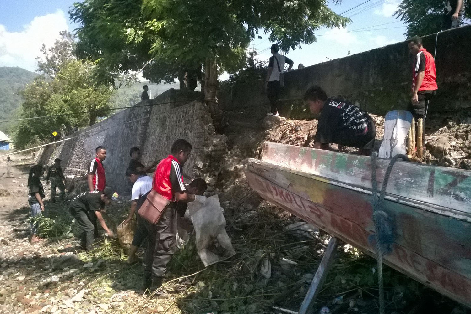 PERINGATI HARI PEDULI SAMPAH NASIONAL, BHABINKAMTIBMAS POLRES ALOR NTT TURUT SERTA BERSIHKAN SAMPAH DI PESISIR PANTAI KALABAHI