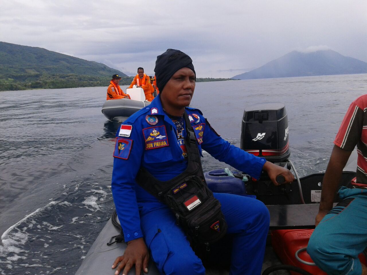 Personil Polair Polres Alor, Tim SAR Kupang dan Tim SAR Kabupaten Alor Melakukan Evakuasi Korban Terbaliknya Perahu Sambalan Di Laut Pulau Buaya Kabupaten Alor