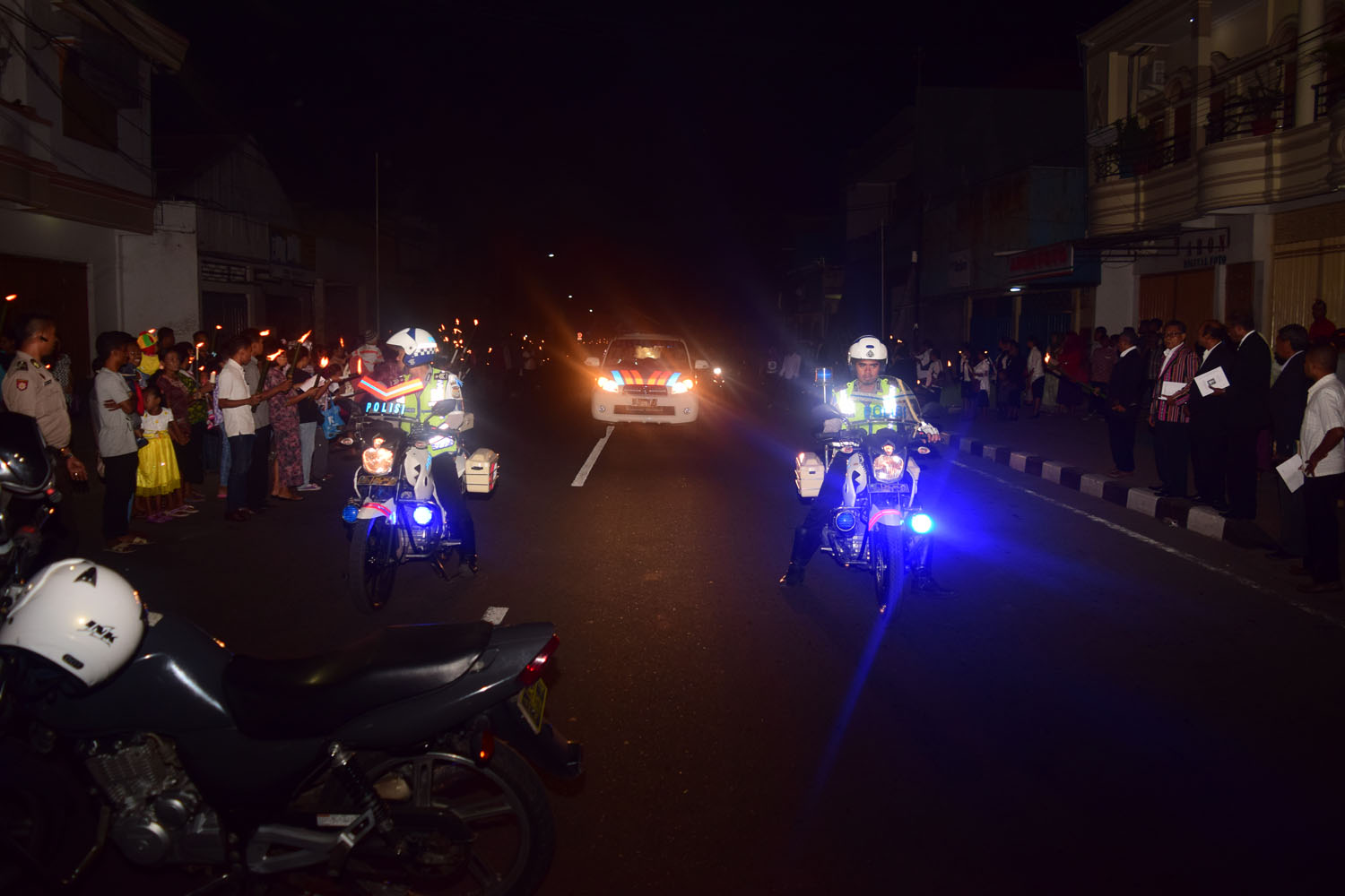 Dalam Rangka Perayaan Paskah, Polres Alor Mengamankan Pawai Obor