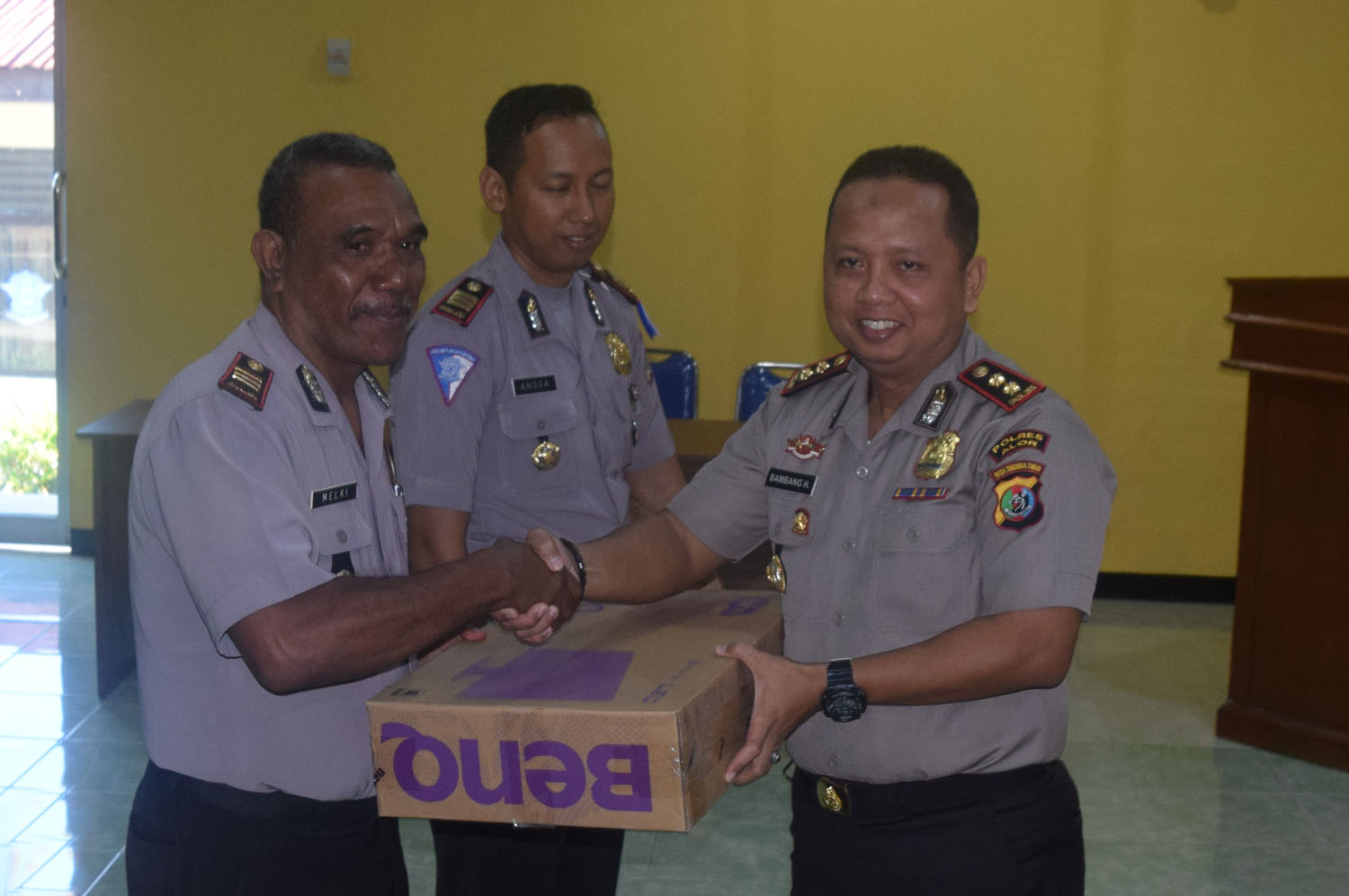 Tingkatkan Pelayanan Kepada Masyarakat, Kapolres Alor Menyerahkan 1 Unit Computer Kepada Polsek Jajaran Dan 1 Unit Untuk Satuan Lalu Lintas