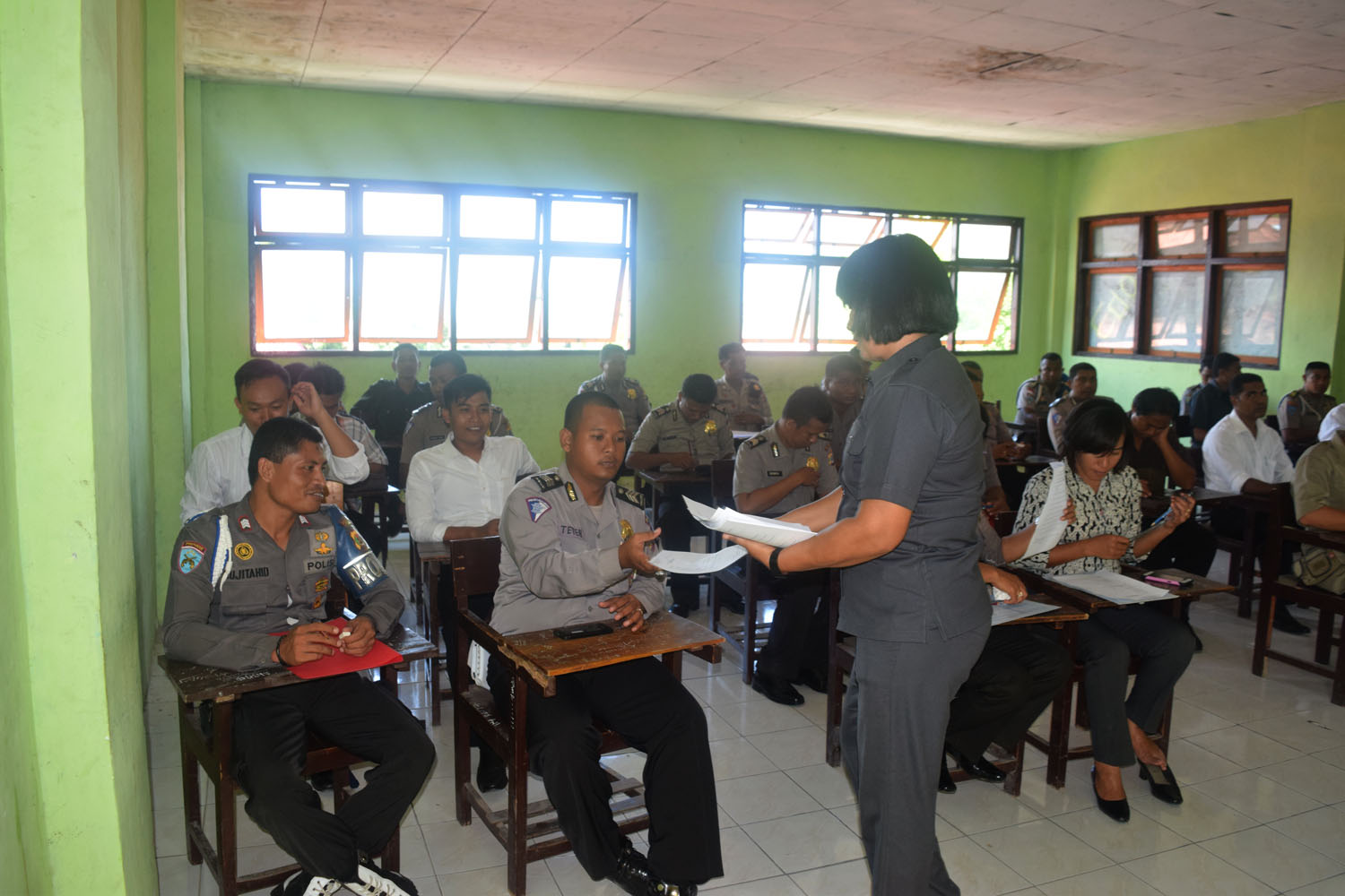 Dalam Rangka Kelayakan Kepemilikan Senjata Api dan Monitoring Anggota Kepolisian, Personil Polres Alor Mengikuti Tes Psikologi