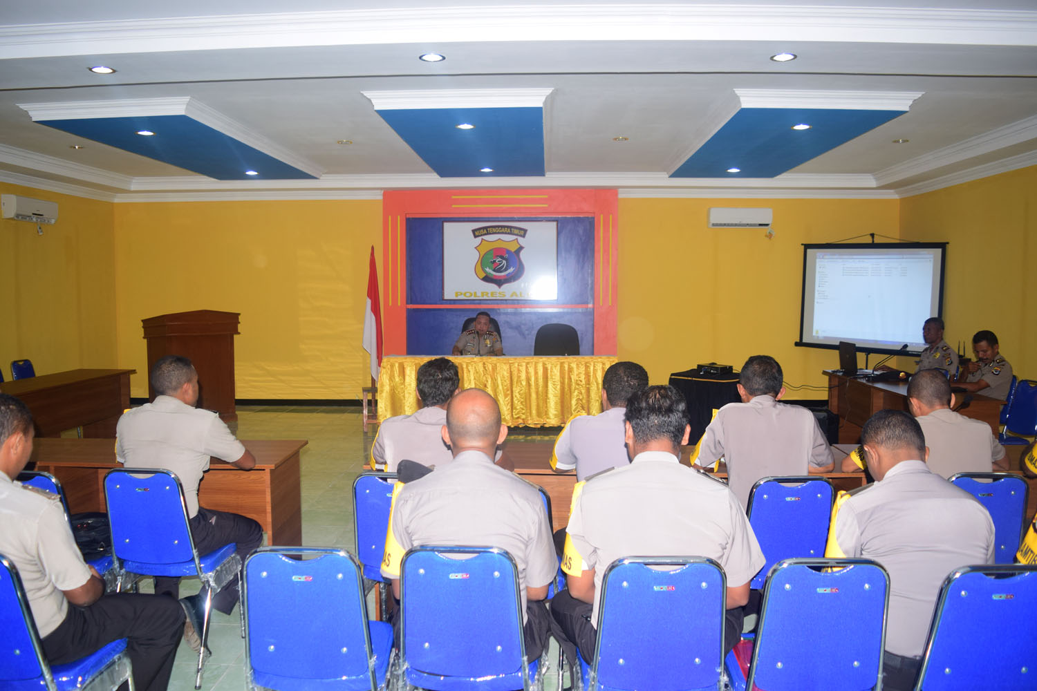 Kapolres Alor Kembali Menggelar Anev Kegiatan Bhabinkamtibmas Di Aula Polres Alor