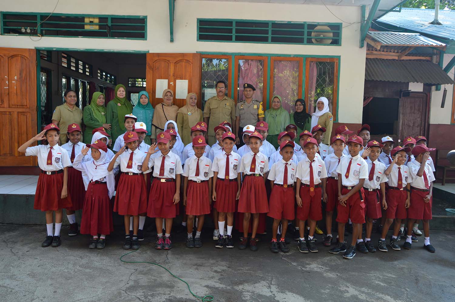 BHABINKAMTIBMAS GALAKAN PROGRAM POLICE GO TO SCHOOL DENGAN MELAKSANAKAN KEGIATAN UPACARA BENDERA BERSMA PARA GURU DAN SISWA- SISWI