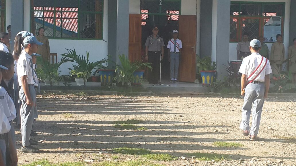 Waka Polres Alor Pimpin Upacara Bendera Di SMA Negeri 1 Kalabahi