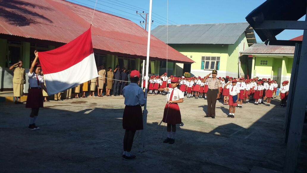 IPDA ANDERIAS SELAN PIMPIN UPACARA BENDERA BERSMA PARA GURU DAN SISWA- SISWI