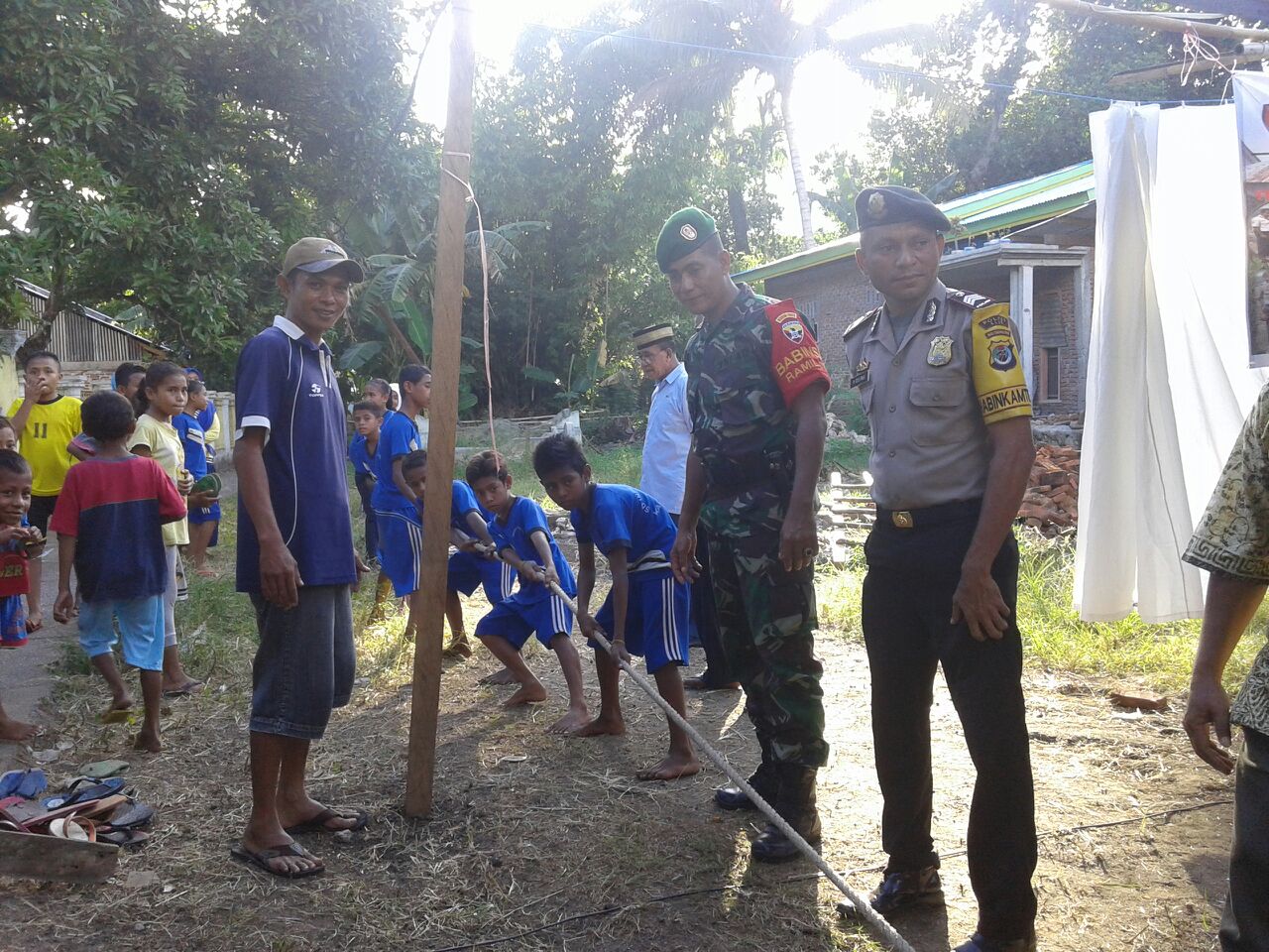 Bhabinkamtibmas Polres Alor Turut Hadir Dalam Penutupan Bulan Bhakti Gotong Royong