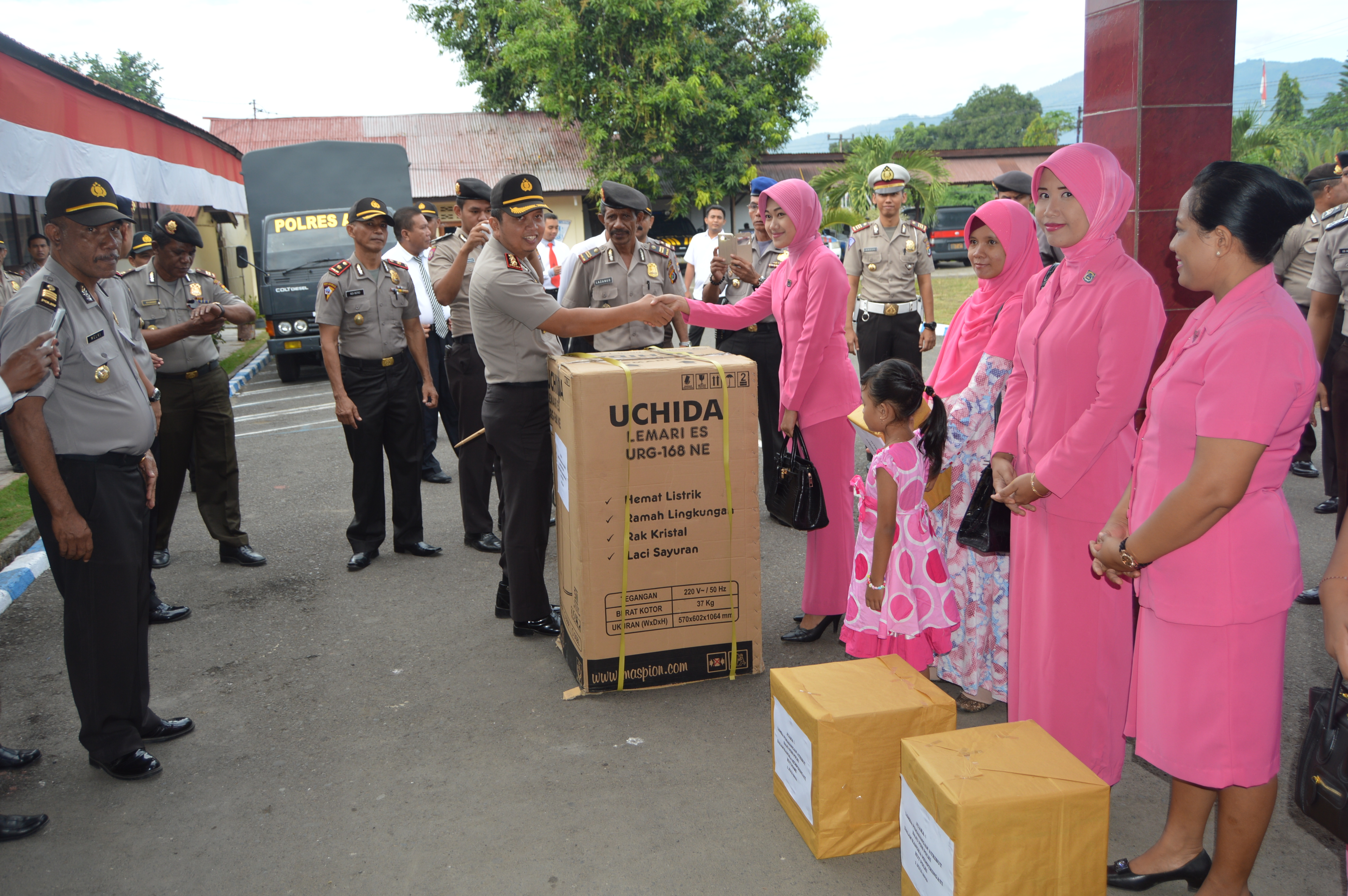 Menyambut HUT Bhangkara Ke-70 Kapolres Alor Berikan Hadia Secara Simbolis