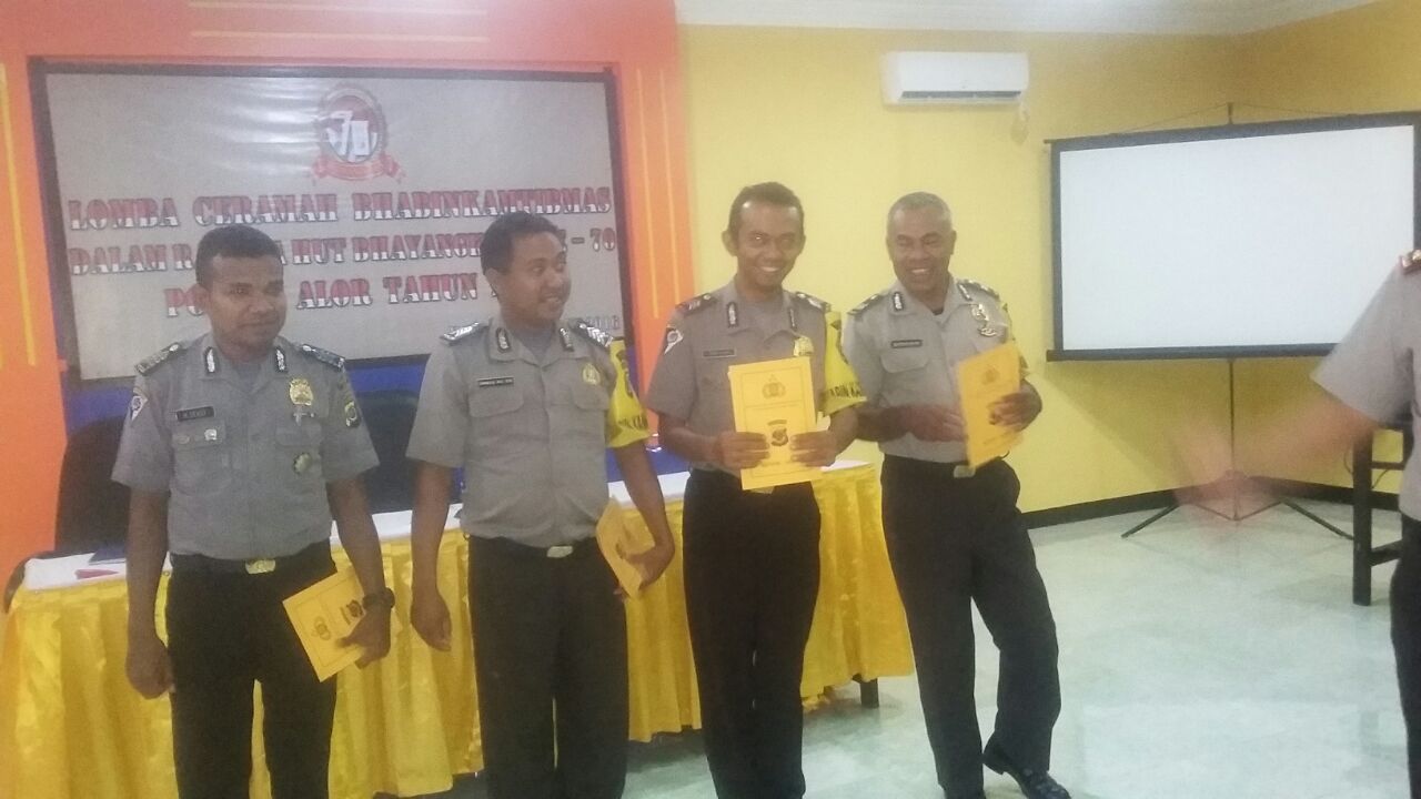 Kapolres Alor Alor Tutup Lomba Cerama Bhabinkamtibmas Sekaligus Penyerahan Hadia