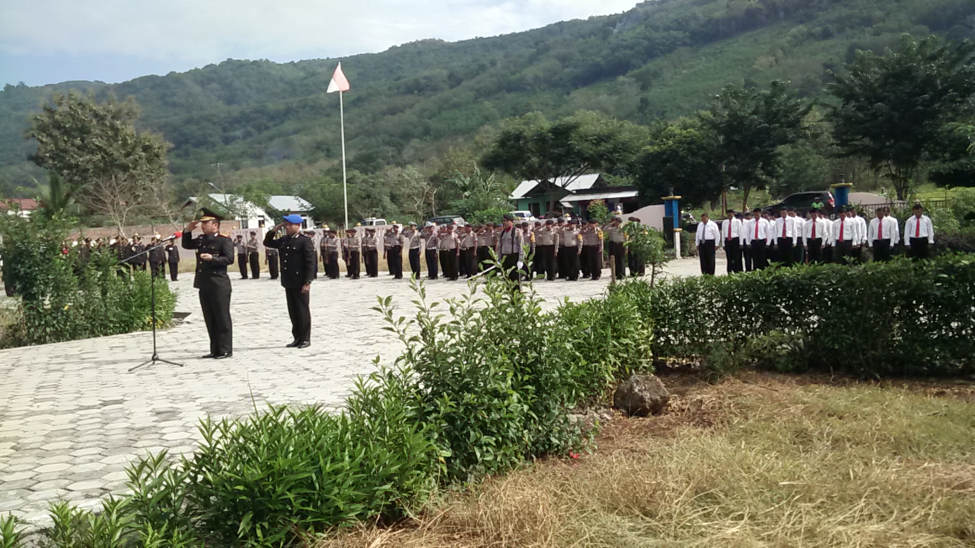 Sambut HUT Bhayangkara Ke-70, Polres Alor Gelar Ziara Dan Tabur Bunga