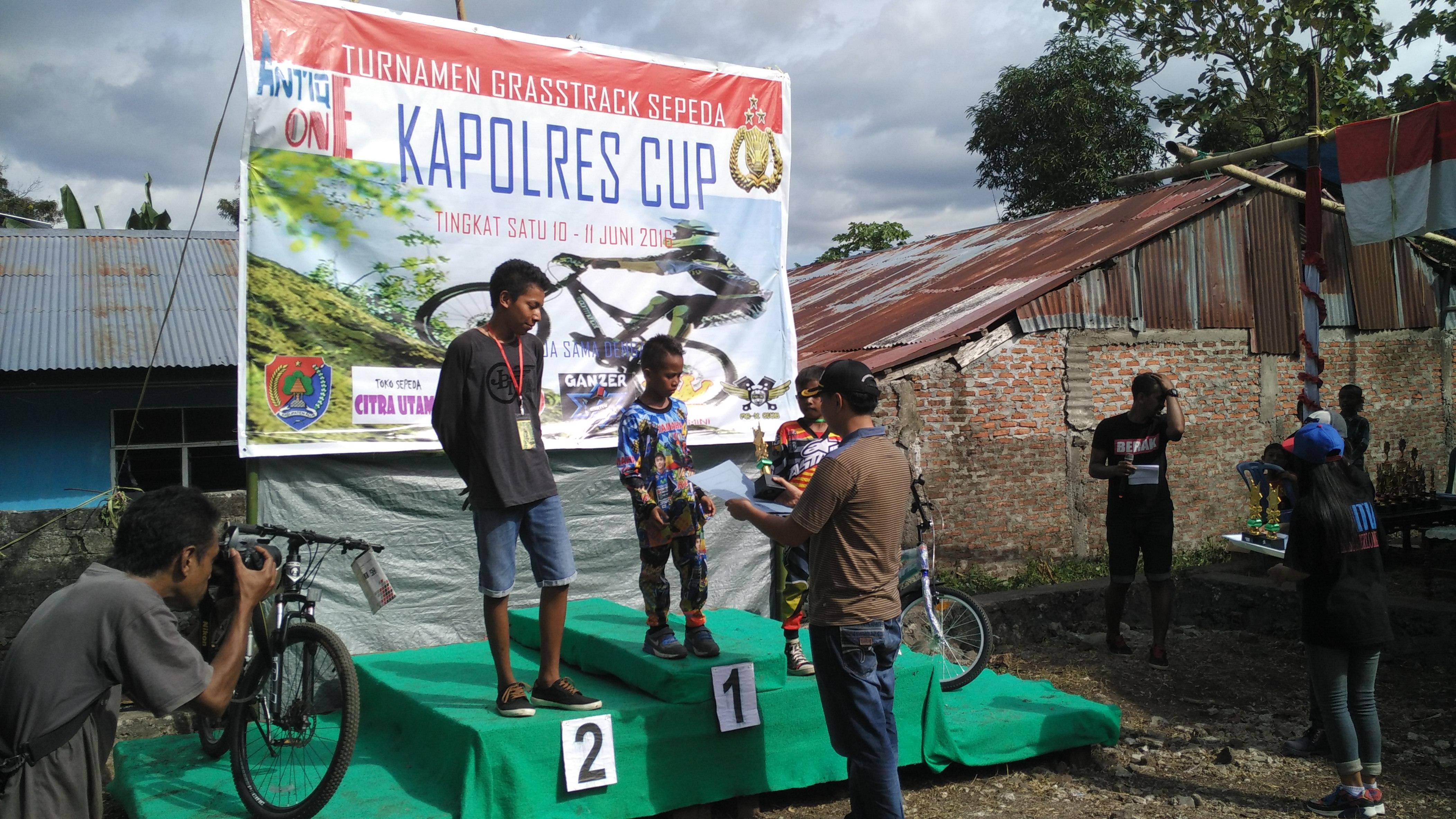 Waka Polres Alor Tutup Turnamen Grasstrack Sepeda Dalam Rangka HUT Polri Ke 70 Tahun 2016