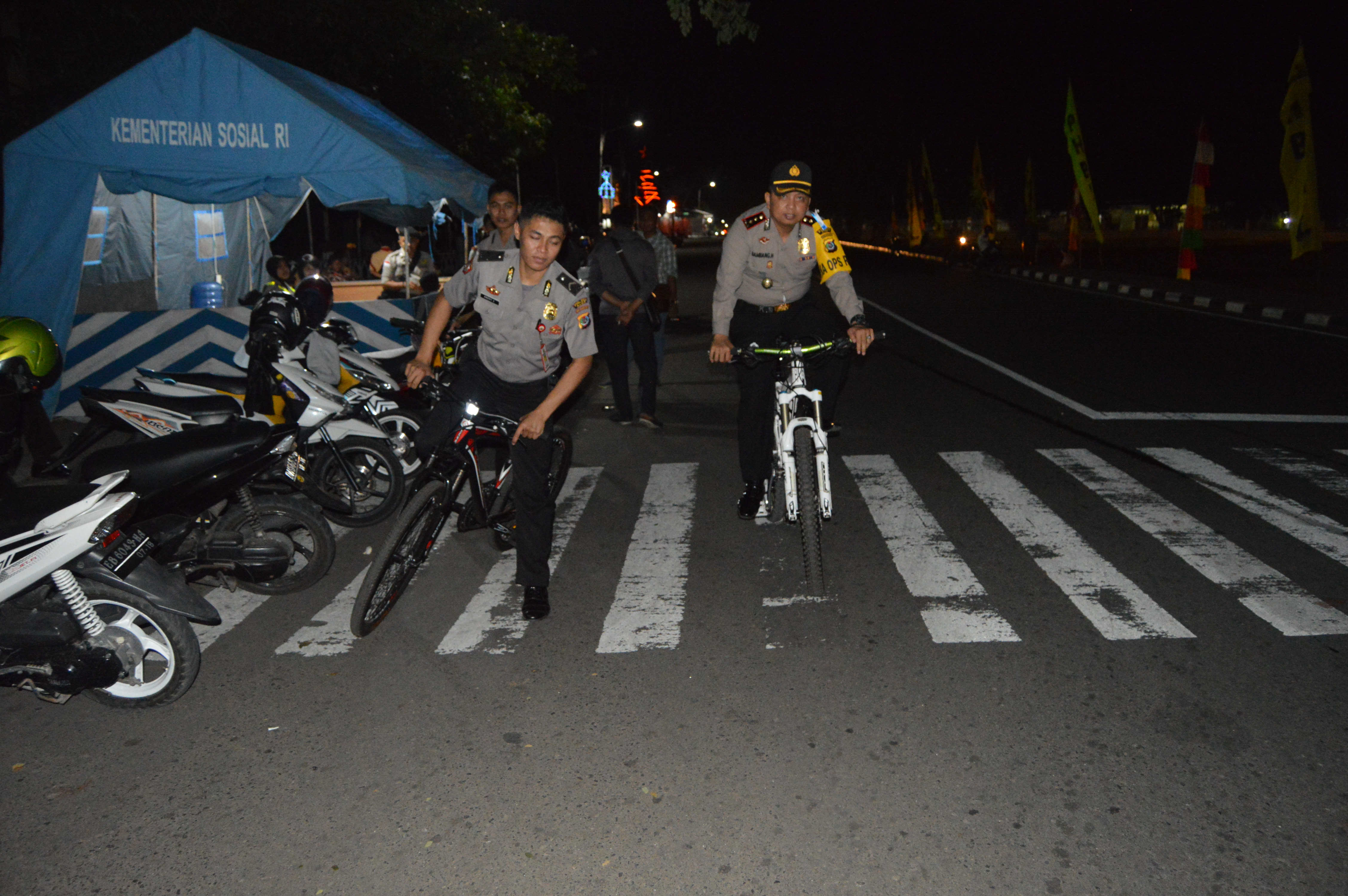 Dengan Bersepeda, Kapolres Alor Cek Kesiapan PAM Personel pada Perayan Malam Takbiran