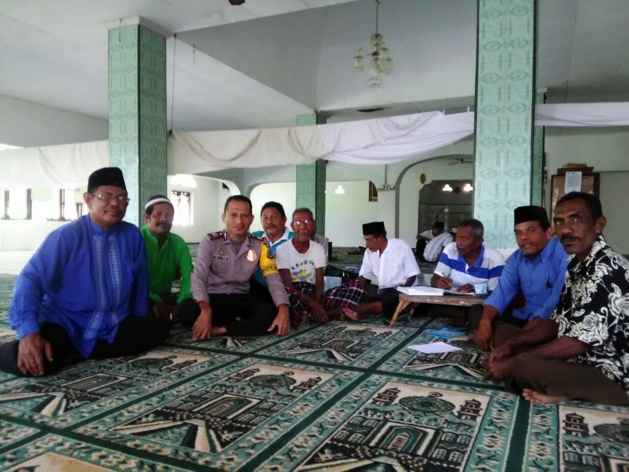 Brigpol Rusli Bala Bersama Badan Amil Jamaah Masjid Nurul Haq Moepali Kumpul Zakat Fitrah