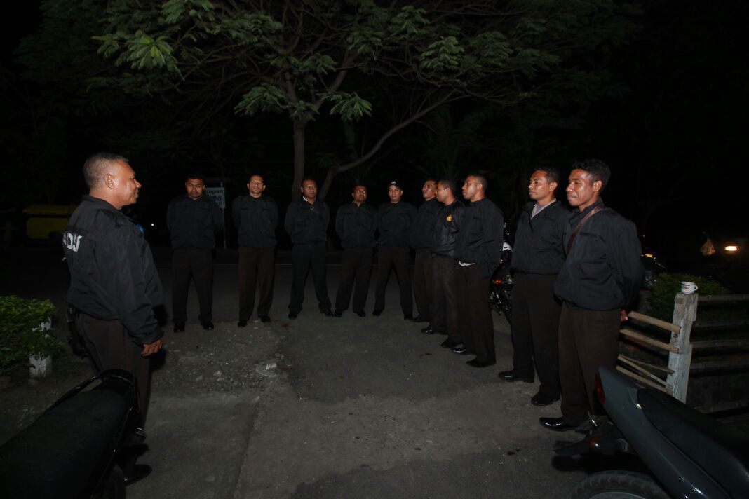 Bhabinkamtibmas Polres Alor Lakukan Sambang Malam, Dukung Program 100 Hari Kerja Kapolri