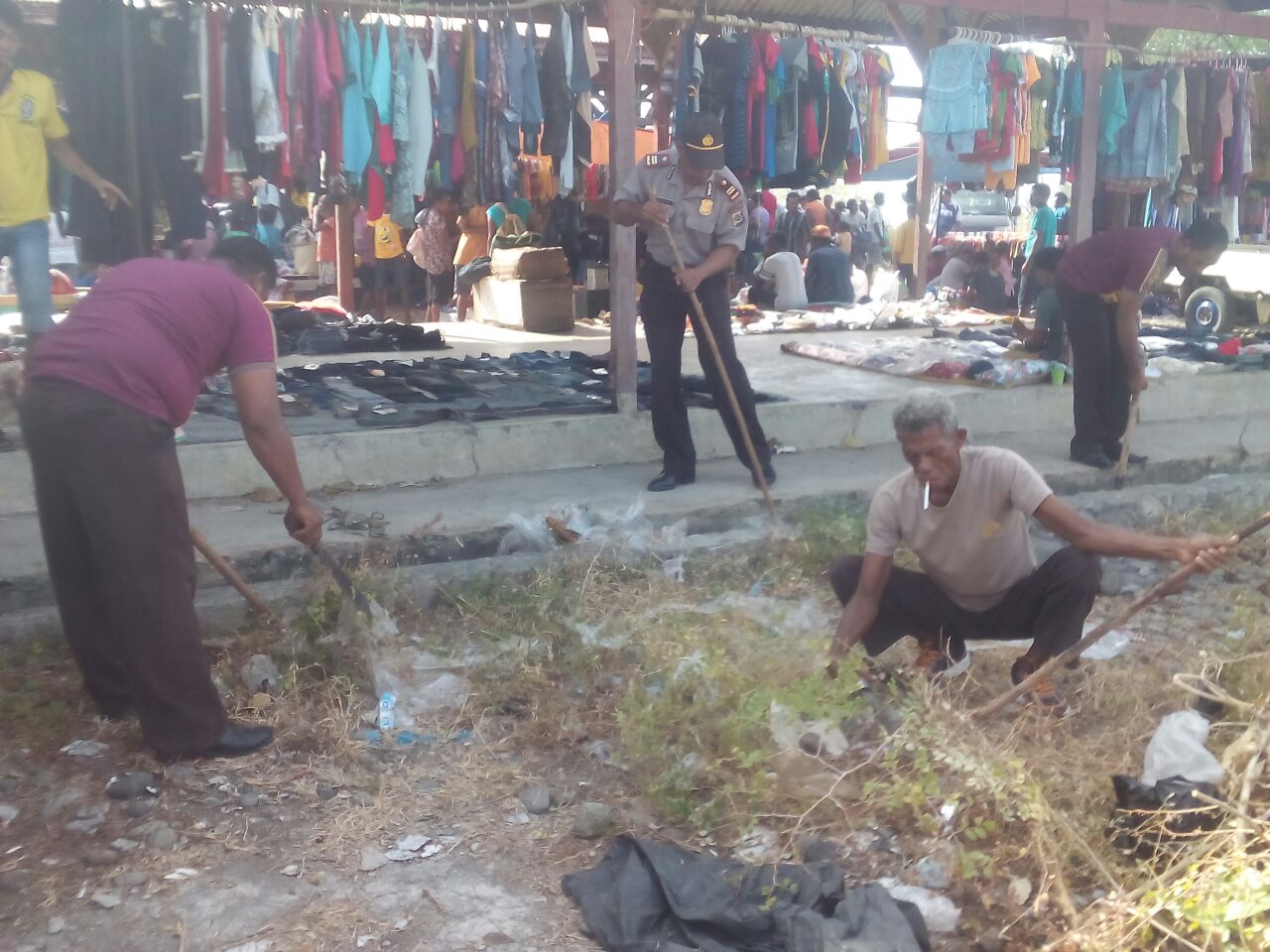 Jalin Silaturahmi Dengan Masyarakat, Polsek Alor Timur Gotong Royong Bersihkan Pasar