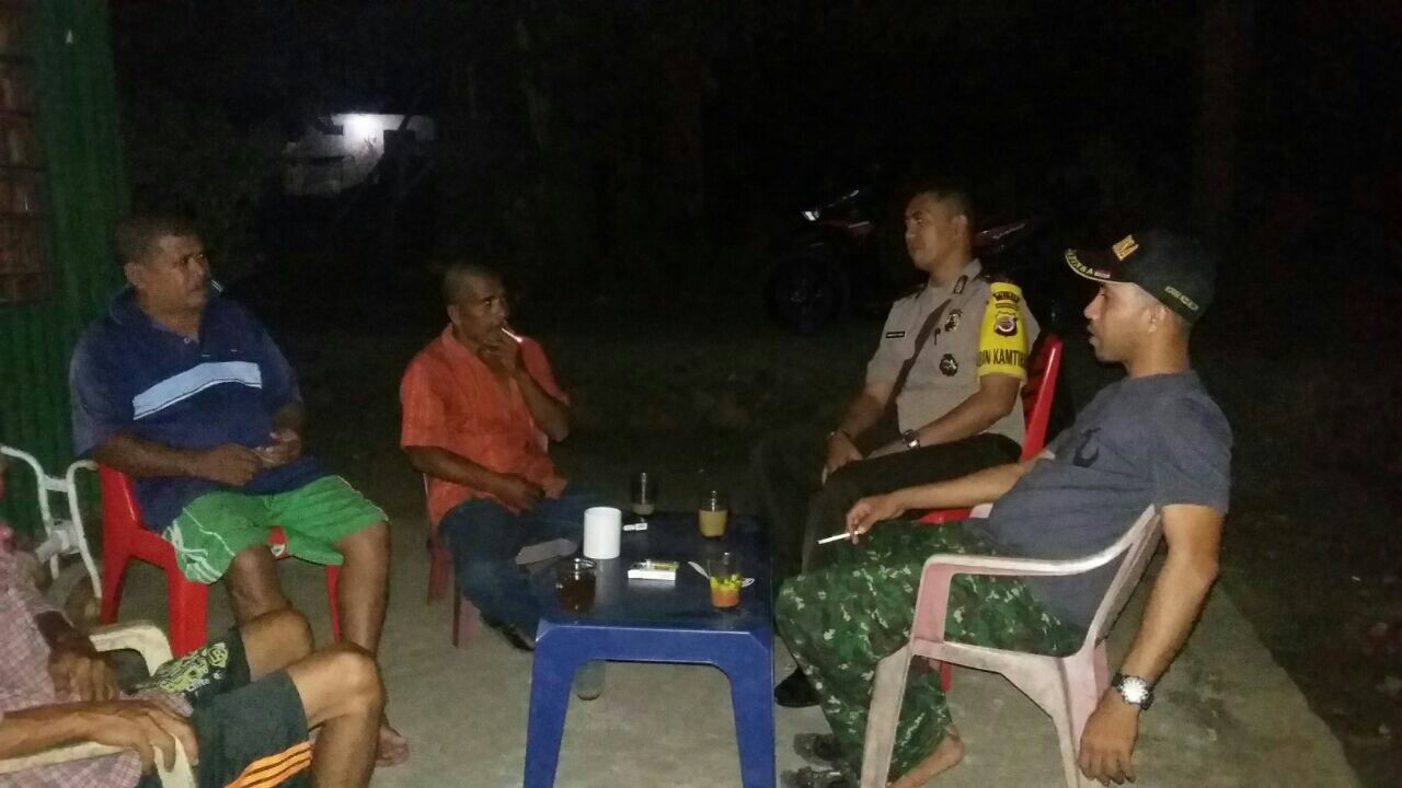 Jaga Kamtibmas, Brigpol Rionaldo Nalle Sambangi Masyarakat Di Malam Hari