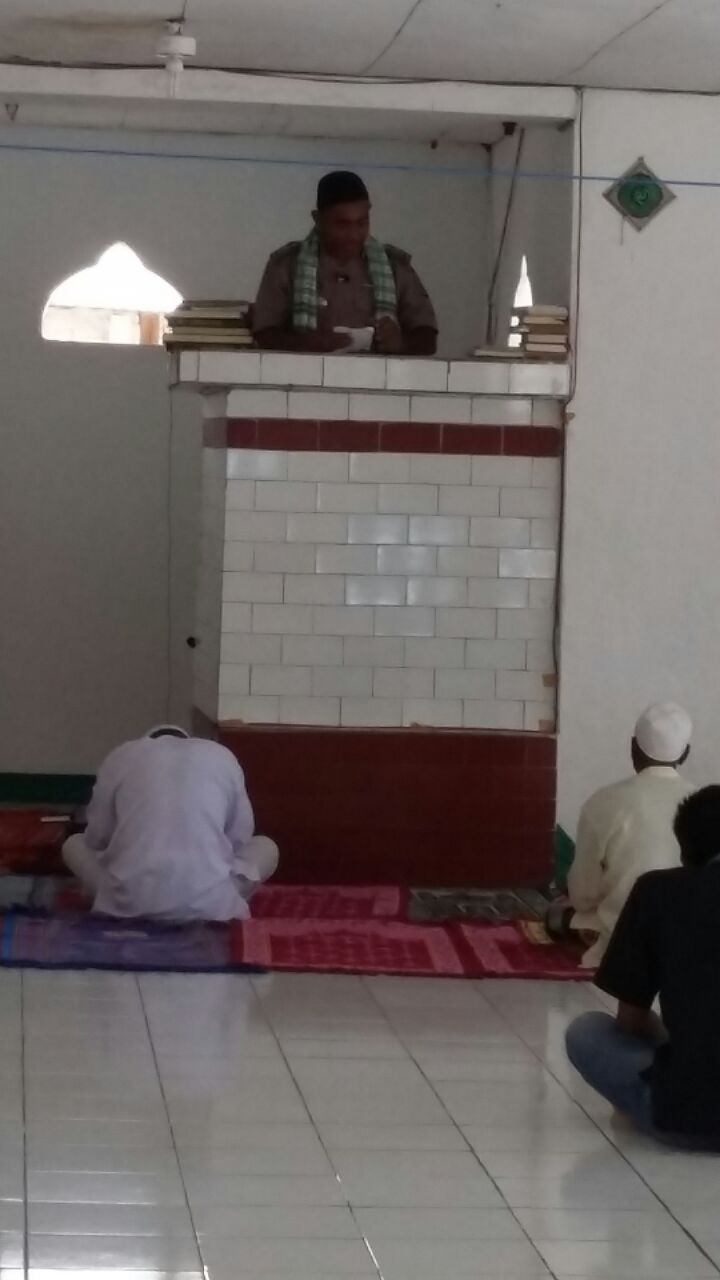 ANGGOTA BHABINKAMTIBMAS POLSEK ATU MENJADI KHOTIB DI MESJID