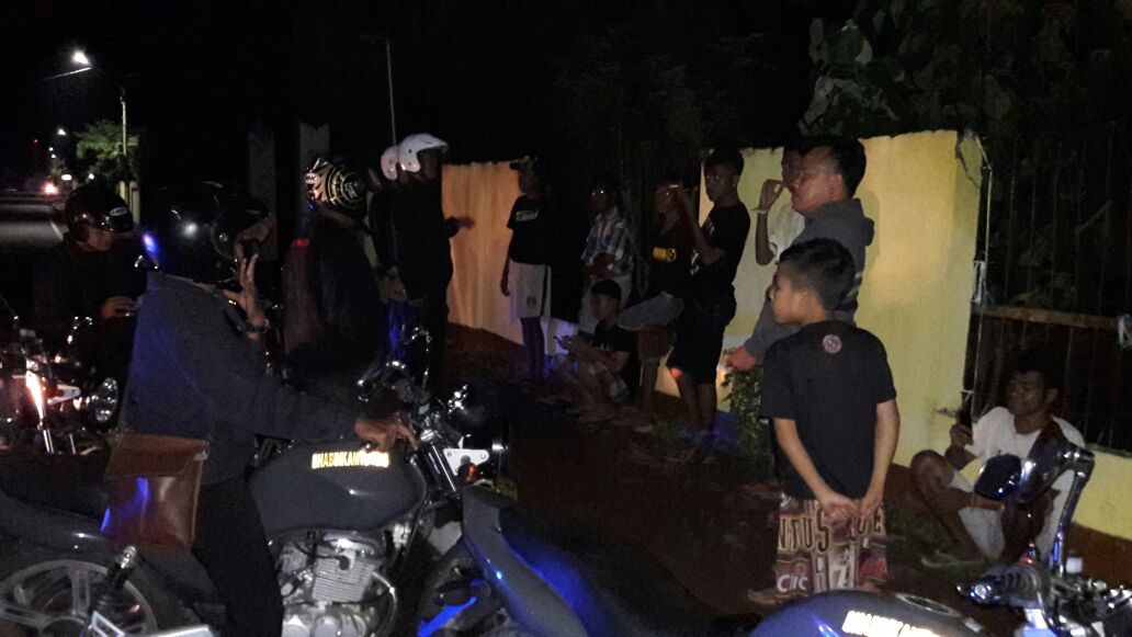 BHABINKAMTIBMAS POLRES ALOR MELAKSANAKAN PATROLI DIALOGIS DI MALAM HARI