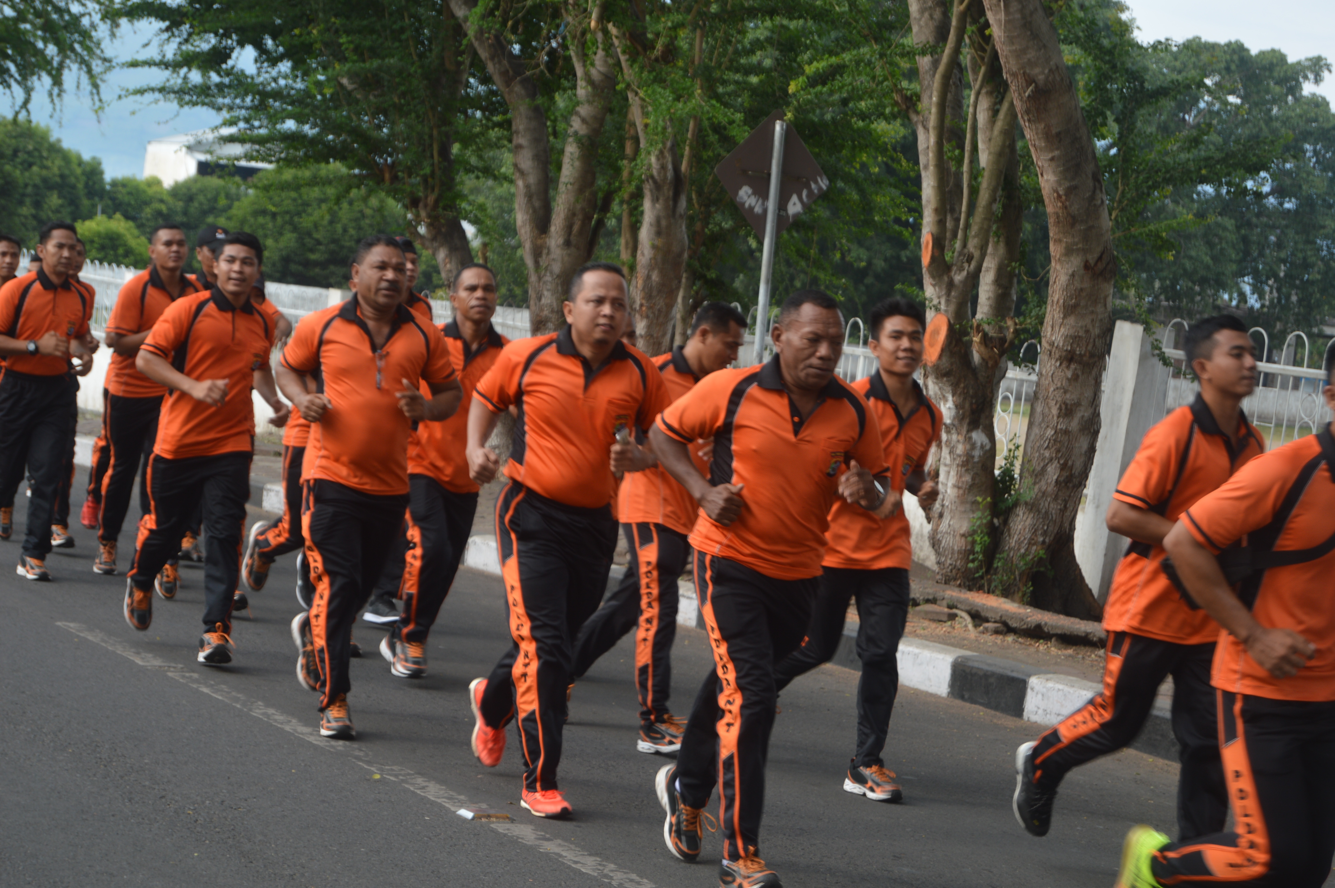 CIPTAKAN RASA KEKELUARGAAN DENGAN OLEHRAGA BERSAMA