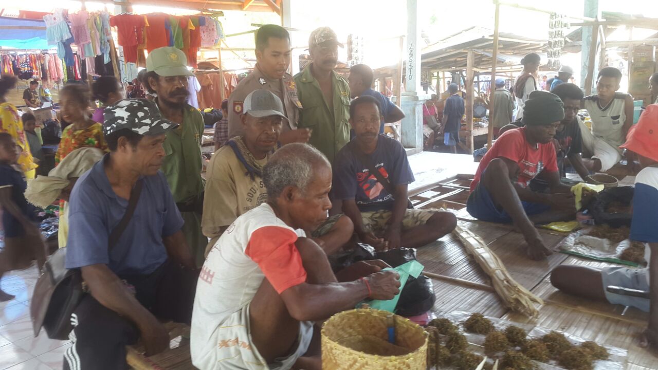 Anggota Polsubsektor Buraga Melakukan Giat sambang Pasar Tradisional