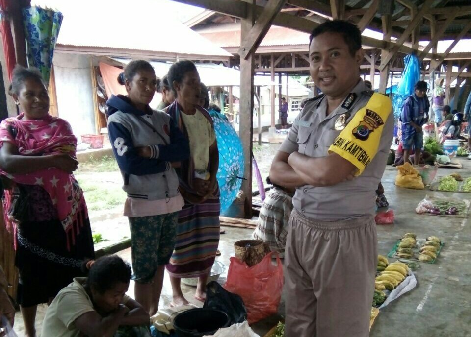 Bhabinkamtibmas Polsek Atu Sambang Pasar Tradisional