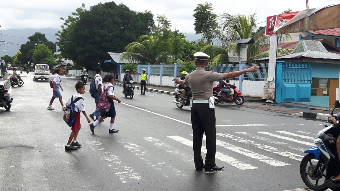 Layani Masyarakat Sat Lantas Polres Alor Lakukan Pengaturan Pagi