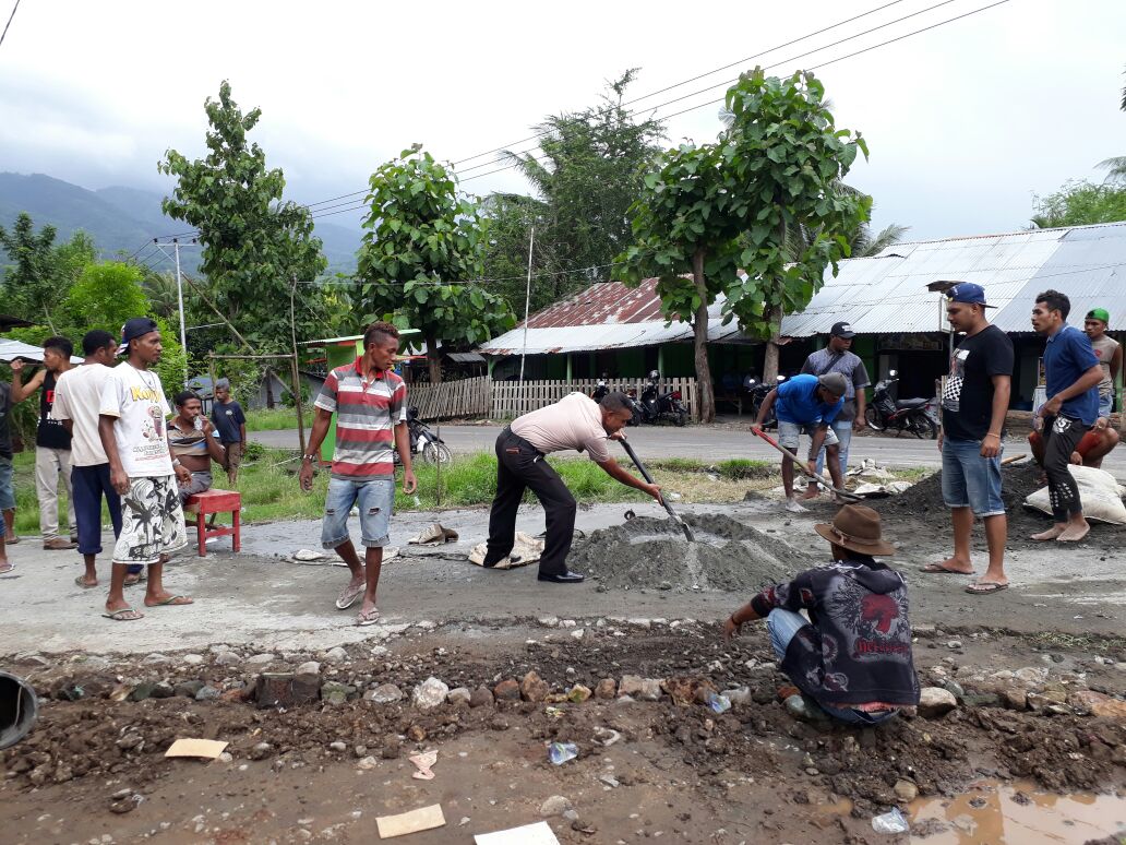 Tanamkan Bebersamaan Bhabinkamtibmas Gotong Royong Bersama Warga