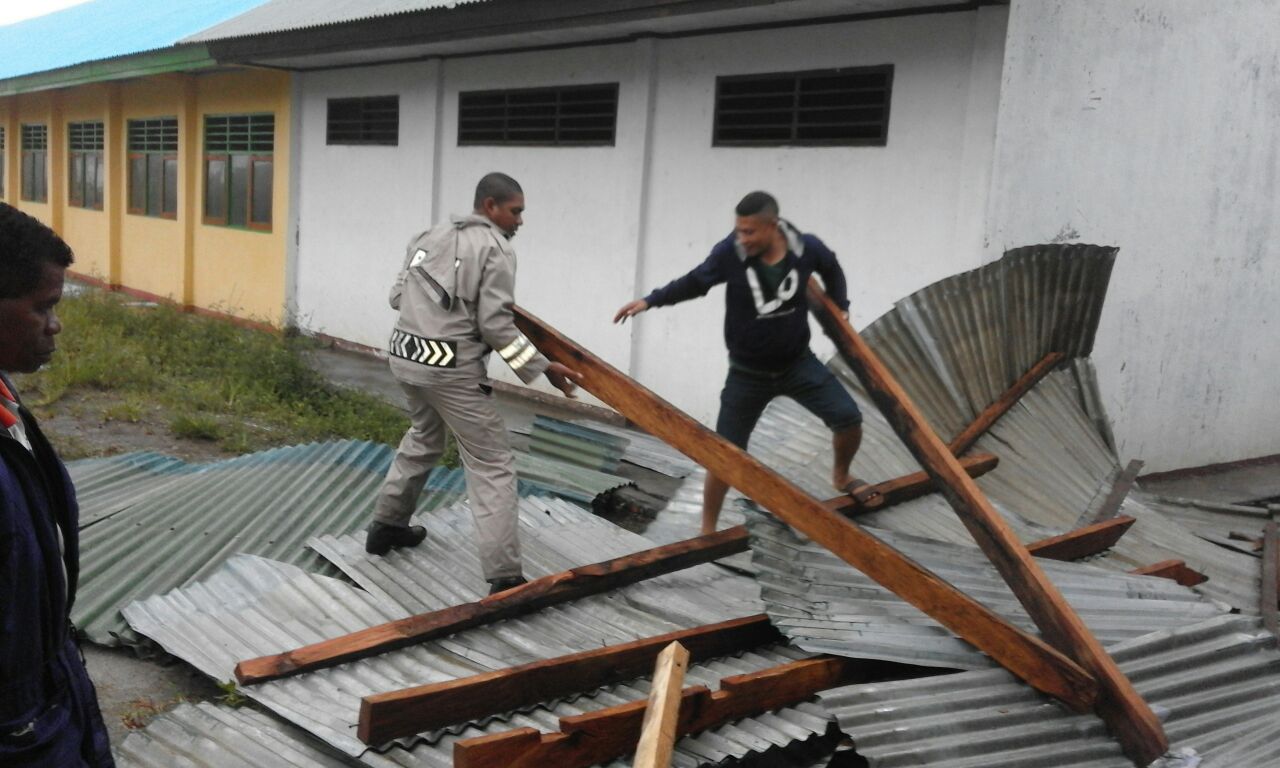 Bhabinkamtibmas Polres Alor Bantu Bersihkan Atap Sekolah Yang Roboh