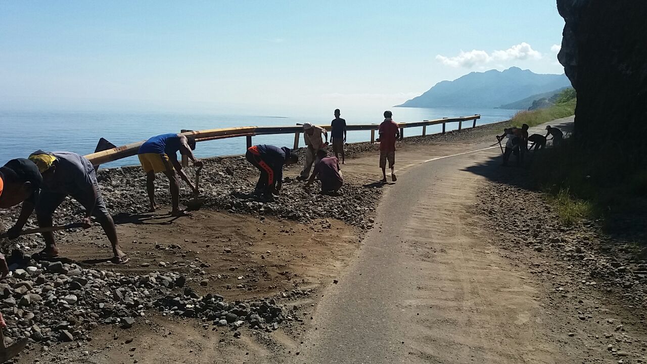 Hindari Kecelakaan,  Polsek Alor Timur Laut Bersama Warga Bersihkan Jalan