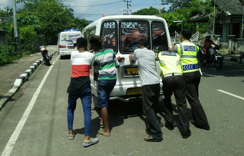 Lantas Polres Alor Dorong Angkot Yang MOgok