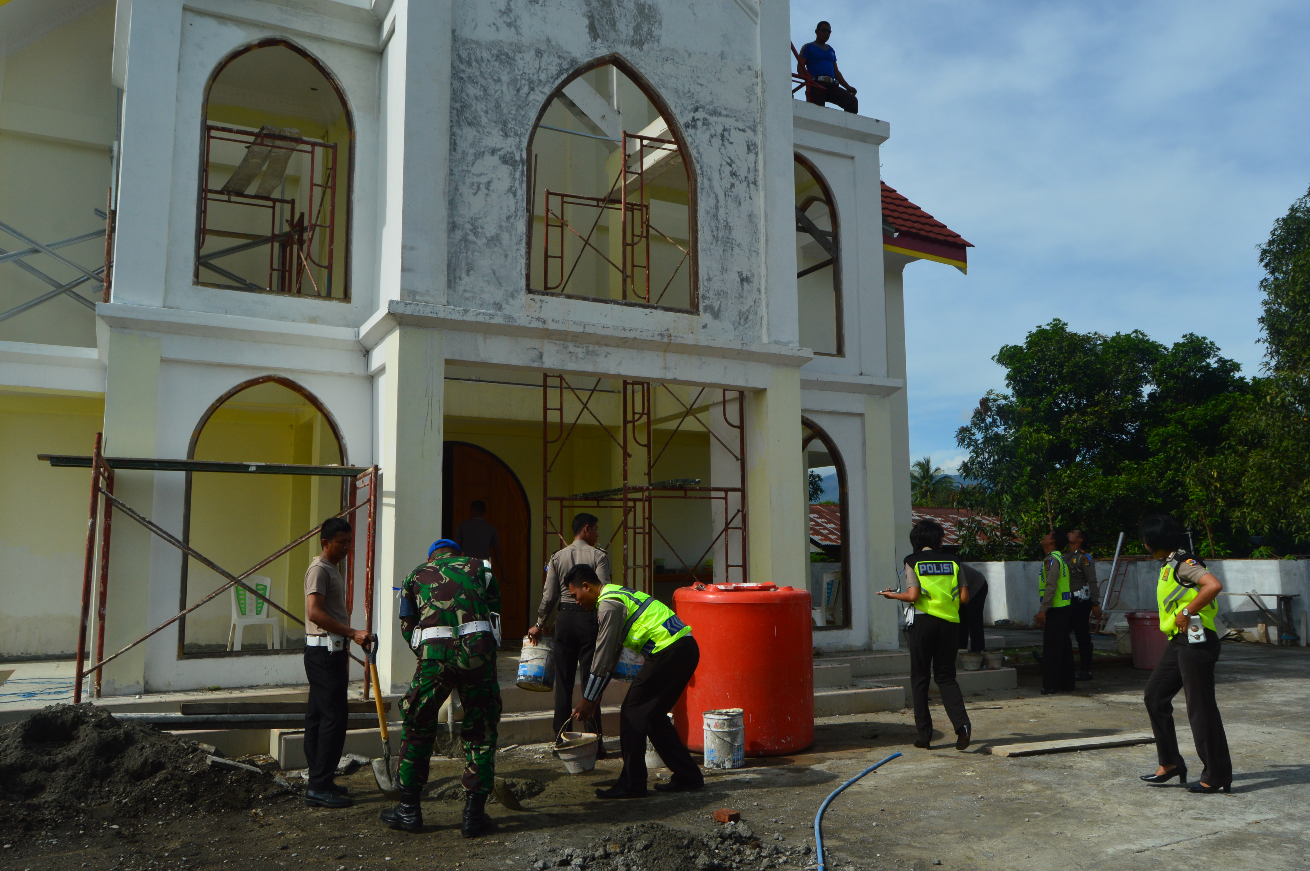 Gelar Ops Simpatik, Polres Alor Kerja Bakti Di Gereja Ichtus Puildon