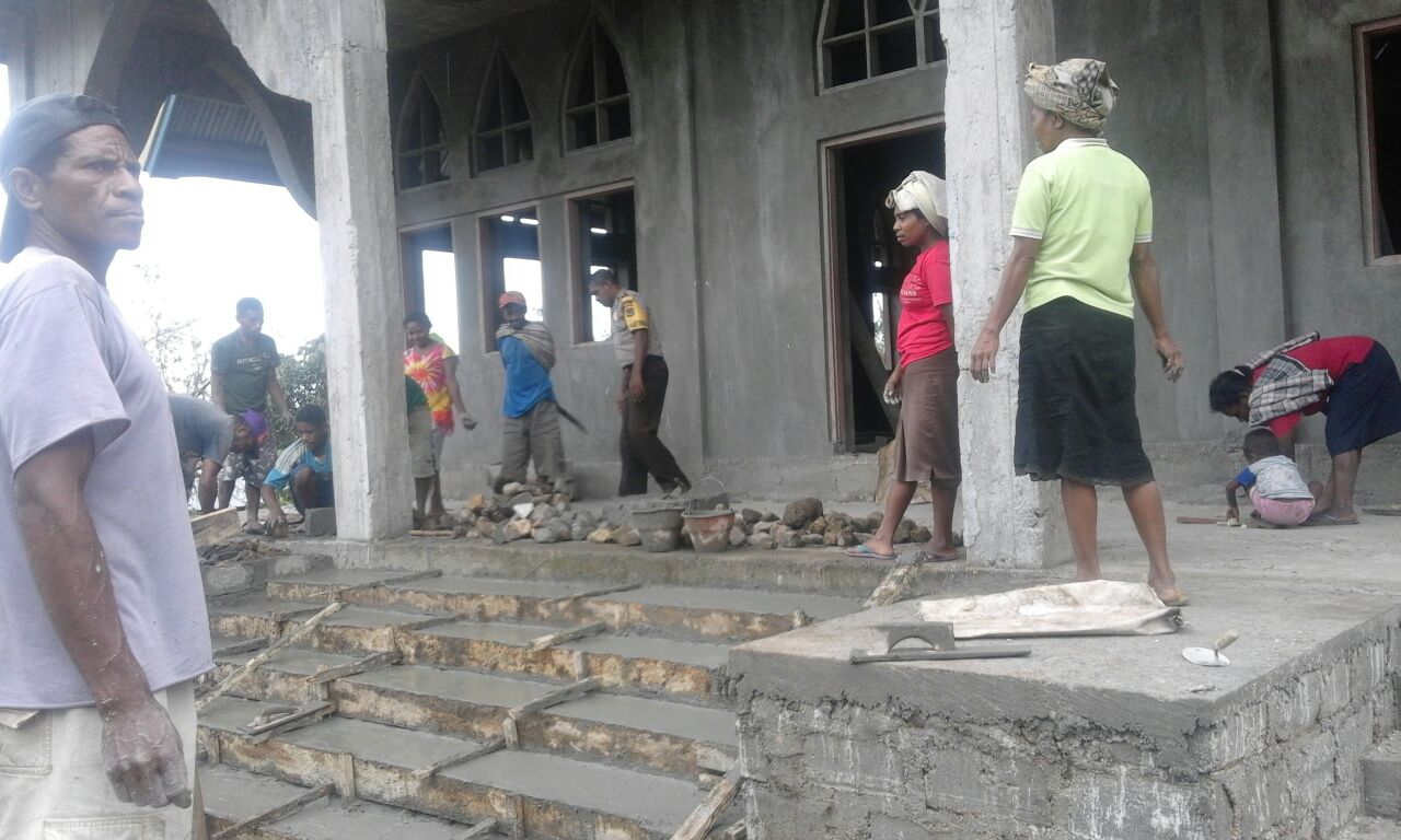 Bhabinkamtibmas Polsek Atu Gotong Royong Bersama Waga Mengerjakan Tangga Gereja