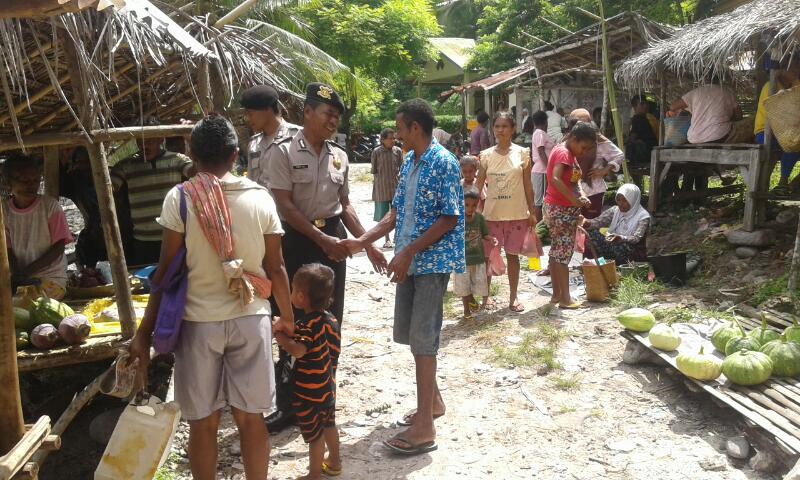 Tingkatkan Kamtibmas, Polsek Alor Barat Daya Sambang Pasar