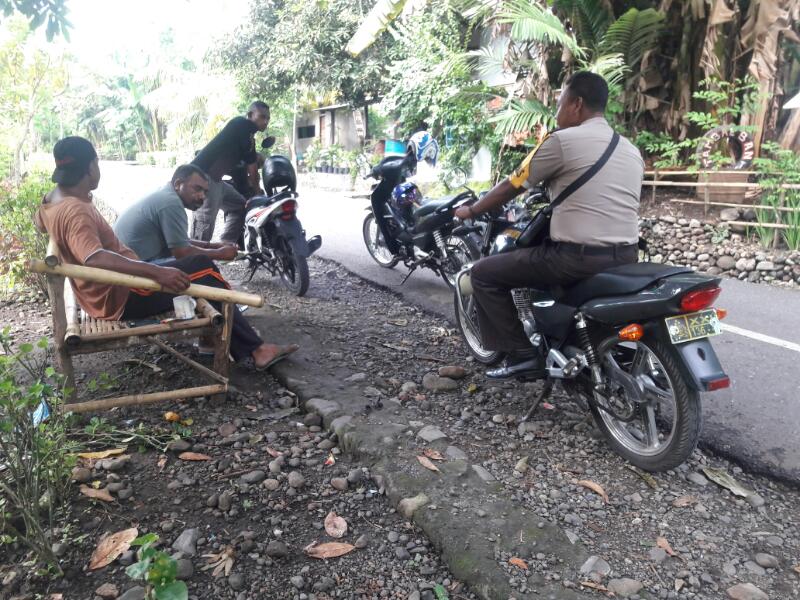 Laksanakan Patroli, Bhabinkamtibmas Polres Alor Himbau Warga Jaga Kamtibmas Dan waspadai Orang Yang Tidak Dikenal