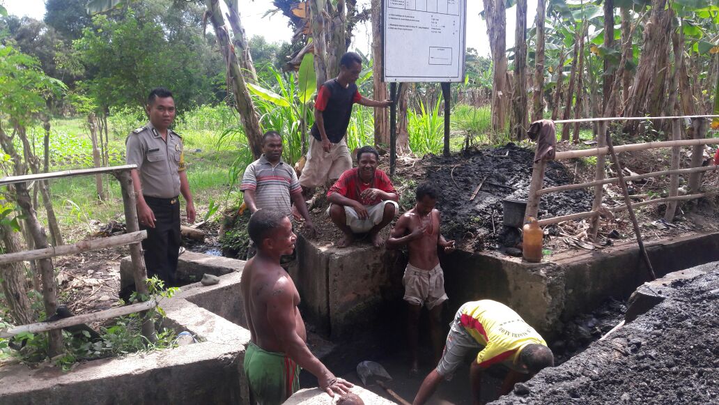 Bhabinkamtibmas Polsek Alor Tengah Utara Gotong Royong Bersama Warga Bersihkan Saluran Air