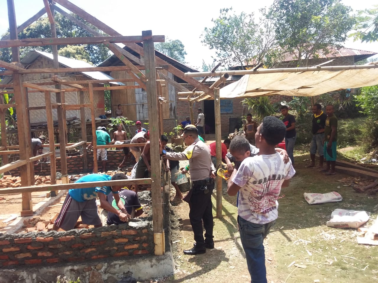 Bhabinkamtibmas Desa Petleng Bantu Bangun Rumah Warga