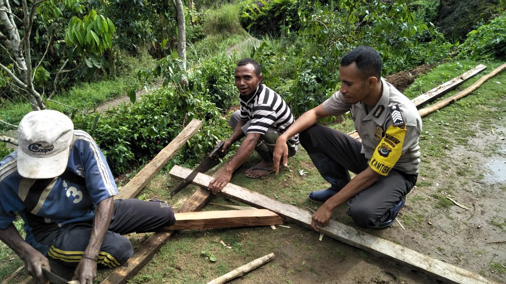 Bhabinkamtibmas Polsek Alor Tengah Utara Bantu Perbaiki Rumah Warga