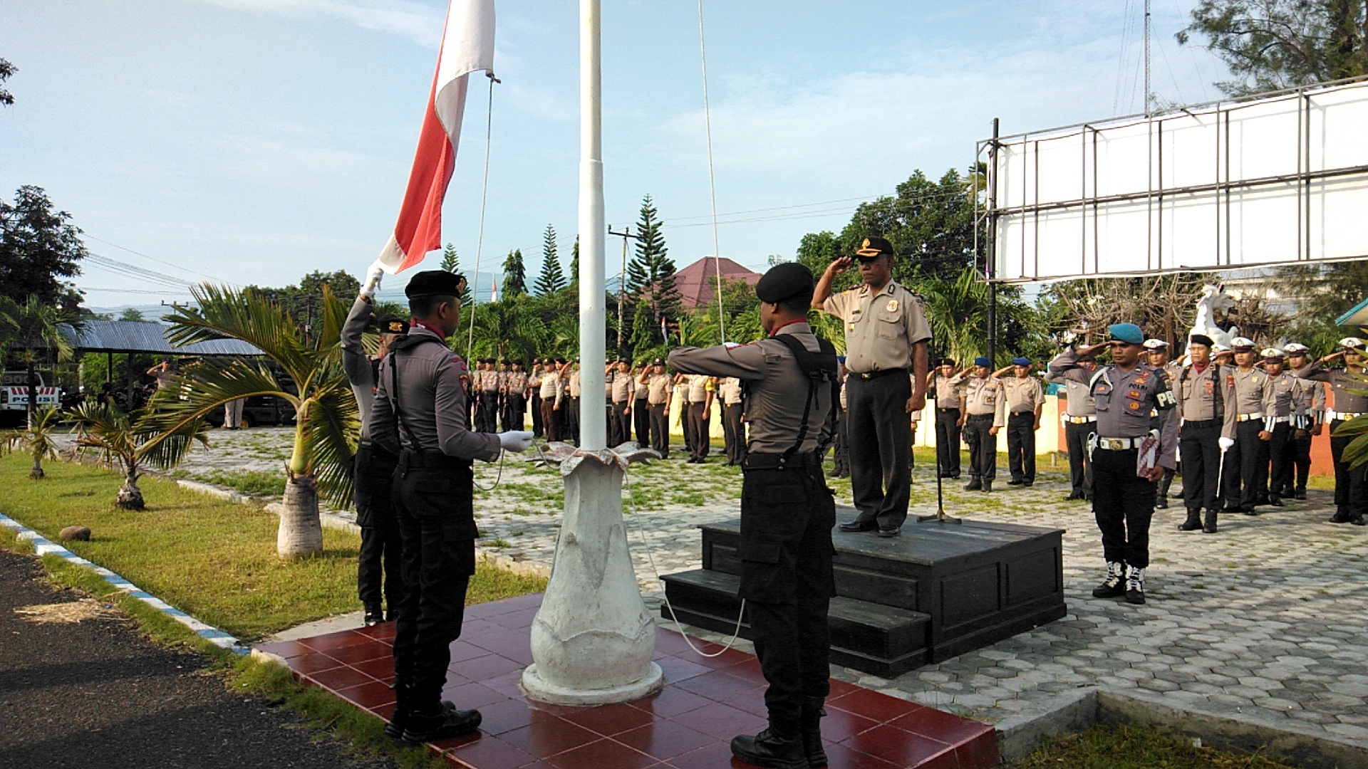 Polres Alor Lakukan Upacara Bendera Bulanan