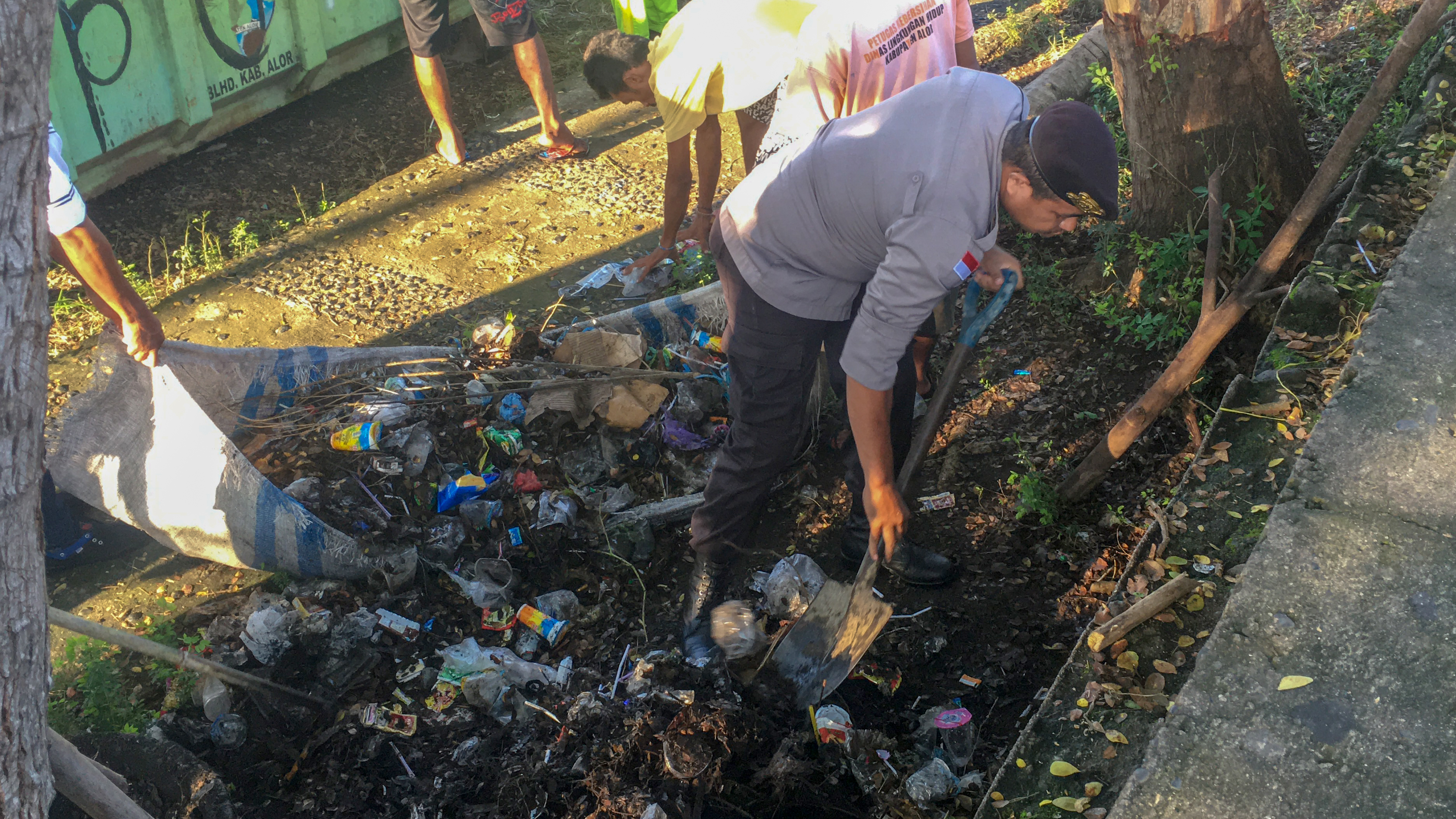 Peringati Hari Peduli Sampah Nasional Dengan Aksi Pungut Sampah