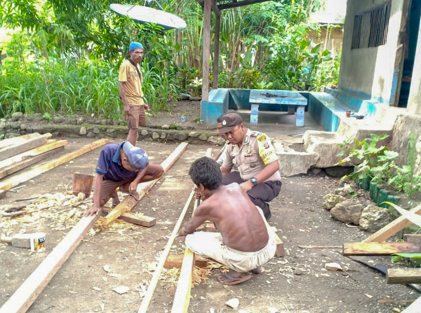 Sambang Warga, Bhabinkamtibmas Bantu Bangun Rumah