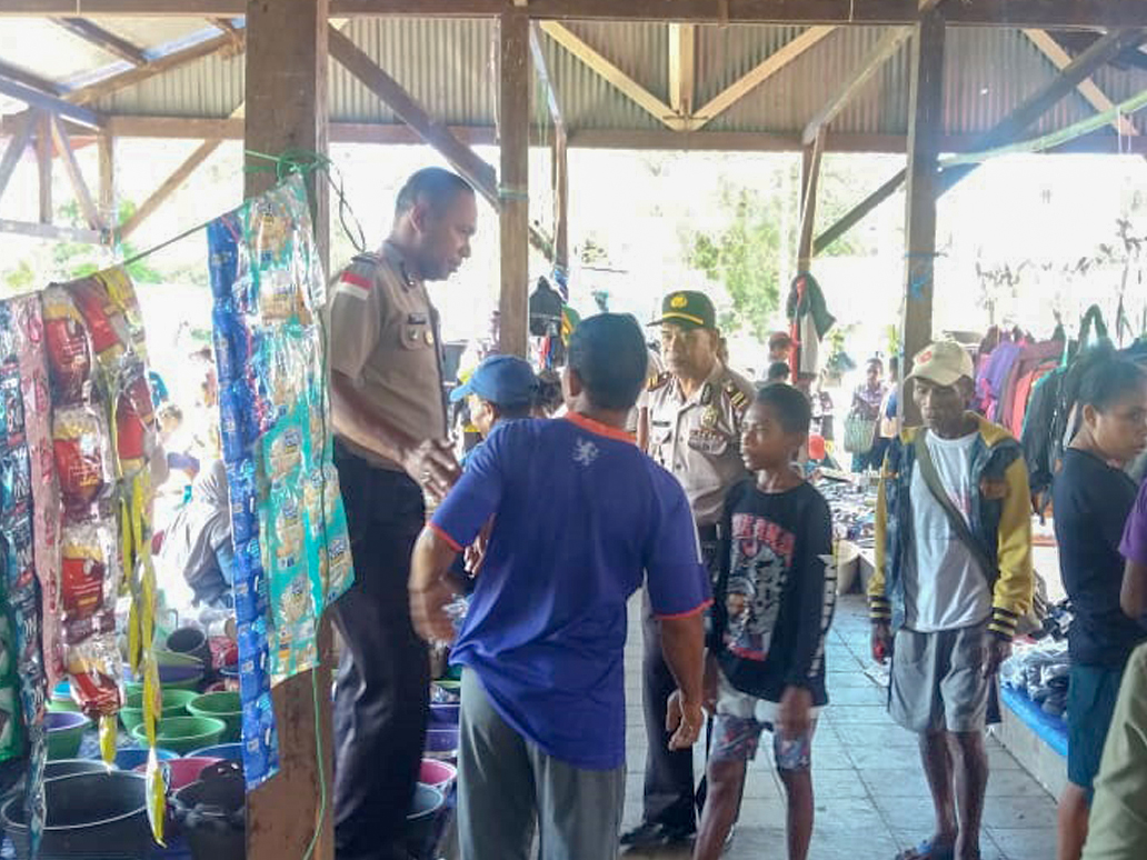 Polsek Alor timur Sambang Ke Pasar