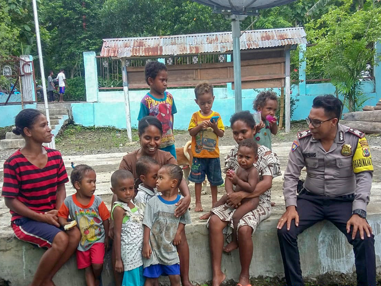 Bhabinkamtibmas Beri Himbauan Kepada Ibu - Ibu