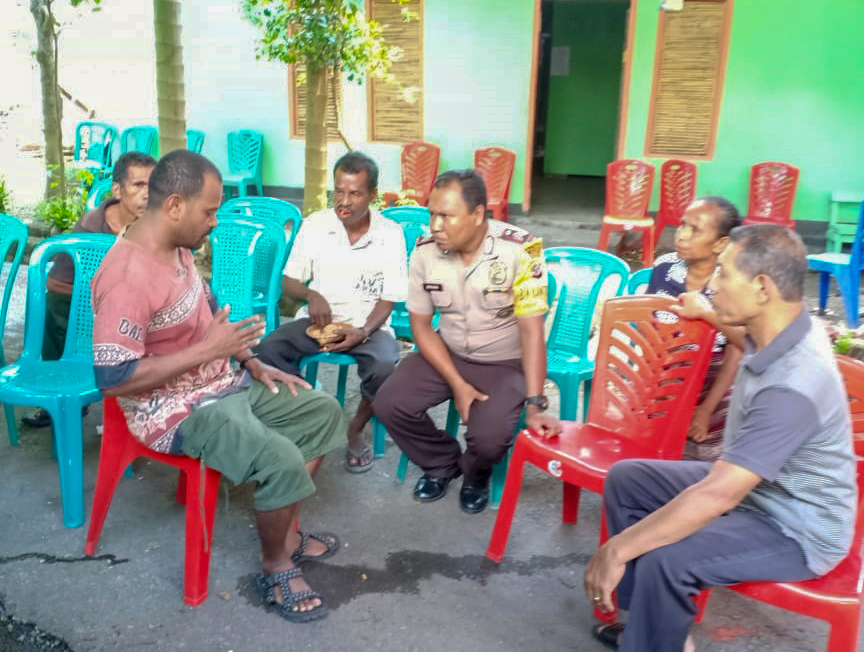 Bhabinkamtibmas Polres Alor Takzia ke Rumah Warga yang Meninggal