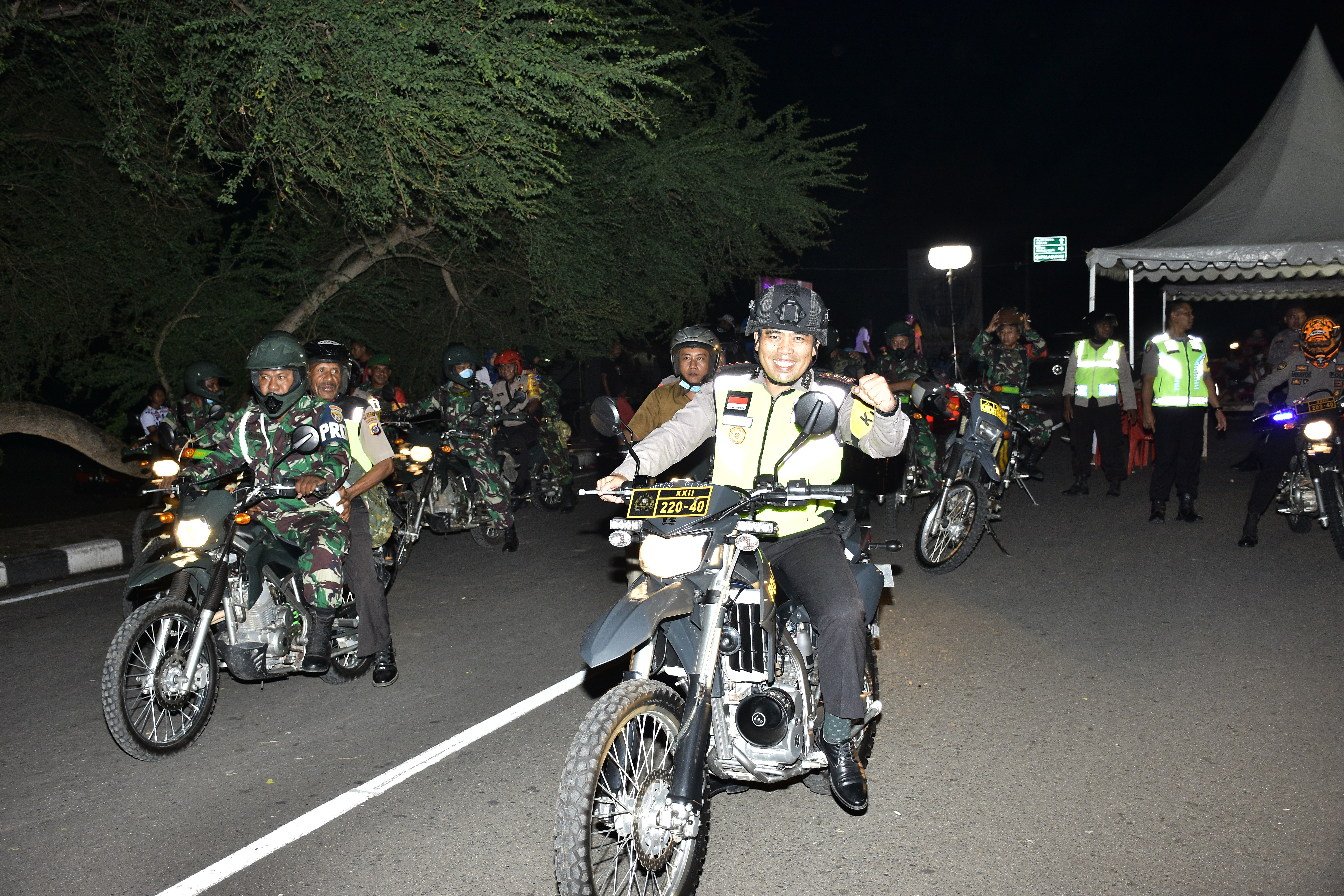 Beri Keamanan Di Malam Tahun Baru Polres Alor Bersama Kodim 1622 Alor Lakukan Patroli
