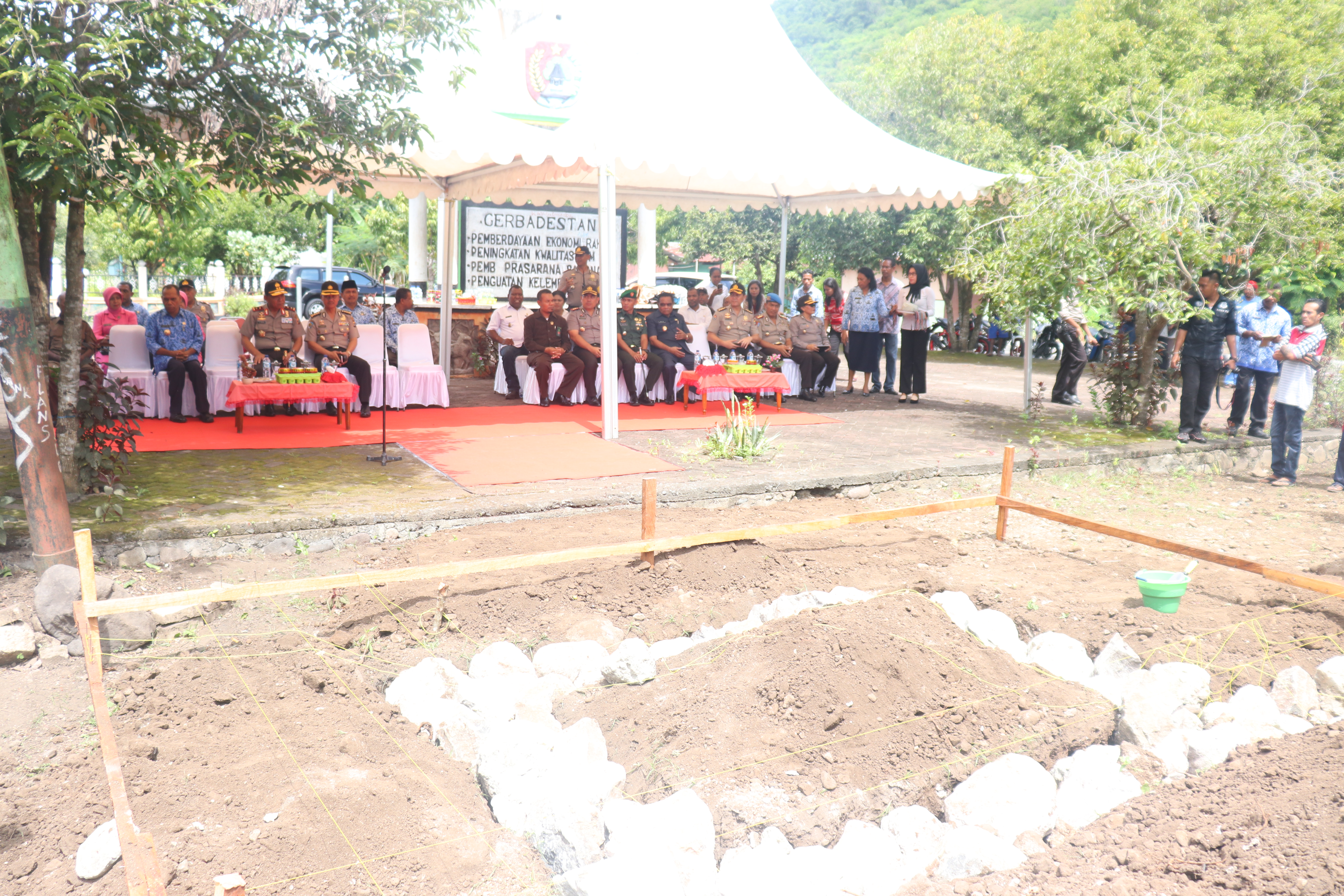 kapolda NTT Letakan Batu Pertama Pembangunan Pos Polisi Selamat Jalan