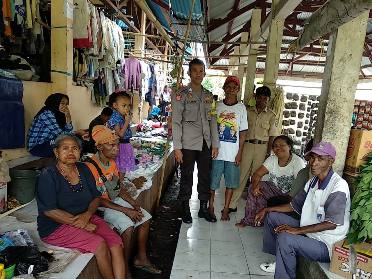 Bhabinkamtibmas Polsek Mebung Sambang Pasar